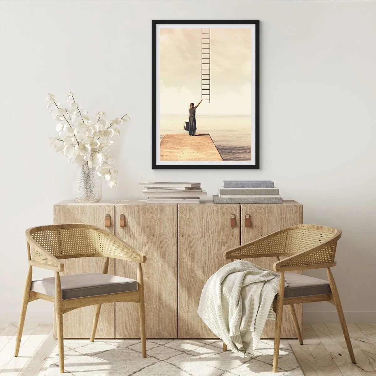 Affisch i svart ram - En kvinna på en pir som sträcker sig efter en stege som leder till himlen - 50x70cm - Magisk resa - Modern väggdekoration för vardagsrum och sovrum ARTTOR