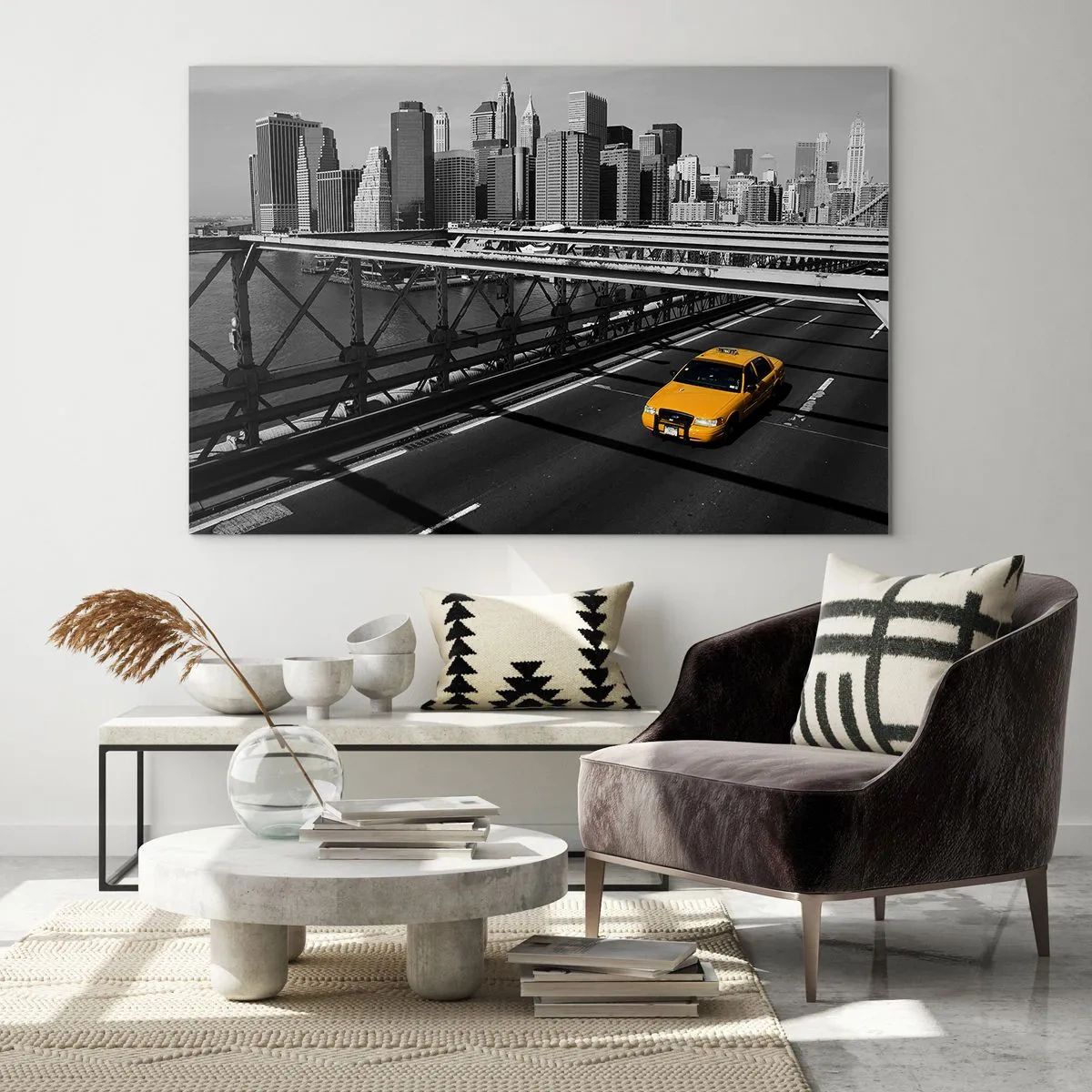 Glastavla - Bild på glas - En gul taxi på en bro med utsikt över Manhattan - 70x50cm - Storstadens färg - Modern väggdekoration för vardagsrum och sovrum ARTTOR