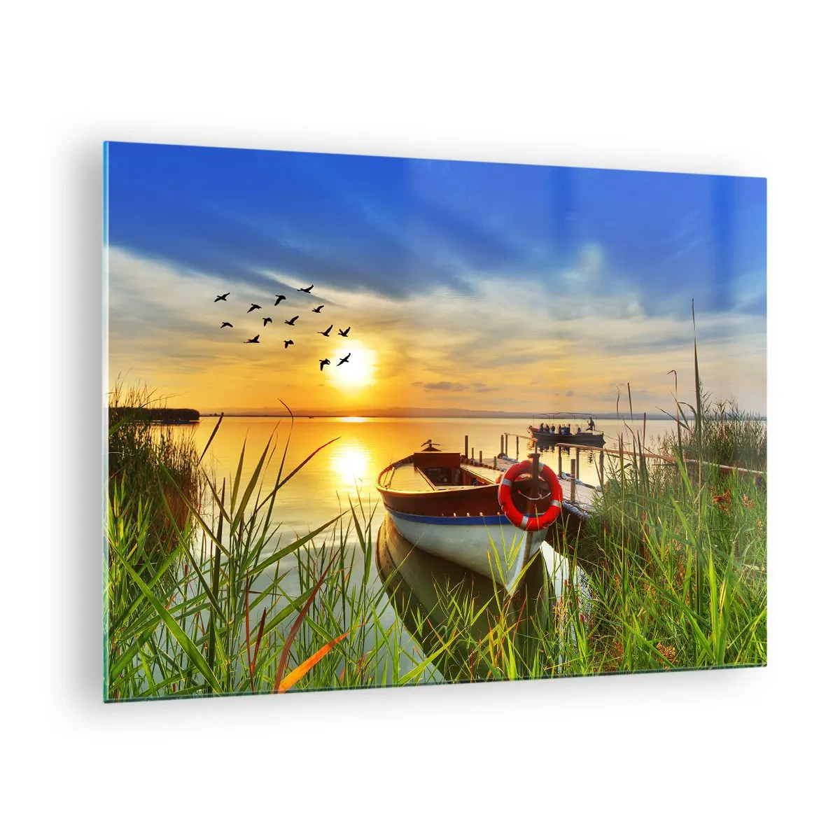 Glastavla - Bild på glas - En båt på en sjö vid solnedgången med fåglar på himlen - 70x50cm - Storskarvarna drar iväg - Modern väggdekoration för vardagsrum och sovrum ARTTOR