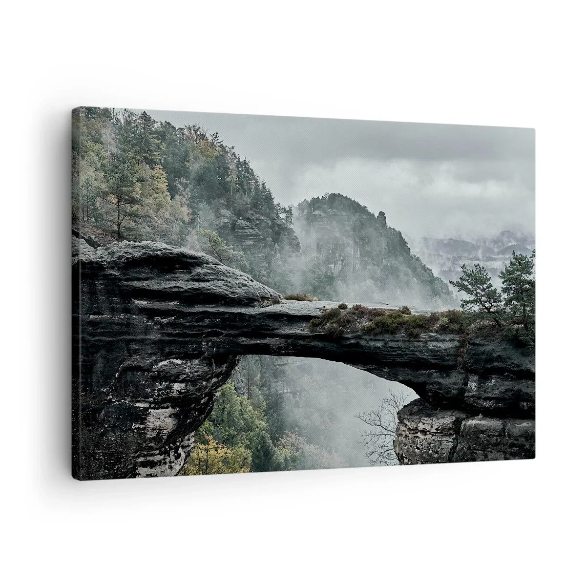 Canvastavla - Bild på duk - En stenbåge omgiven av dimmiga berg och skog - 70x50cm - Äventyret är på väg att börja - Modern väggdekoration för vardagsrum och sovrum ARTTOR