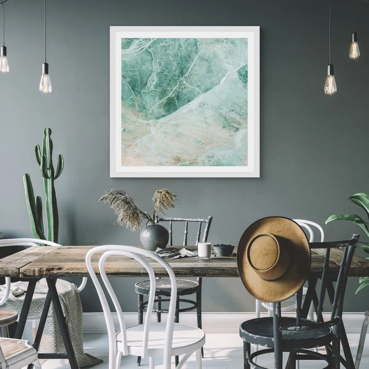 Affisch i vit ram - Stenens ädla svalka - 60x60 cm