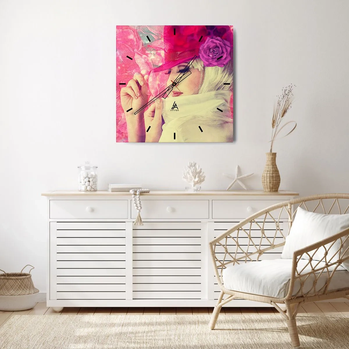 Väggklocka - Klocka på glas - Retroporträtt i rosa ångor - 30x30 cm