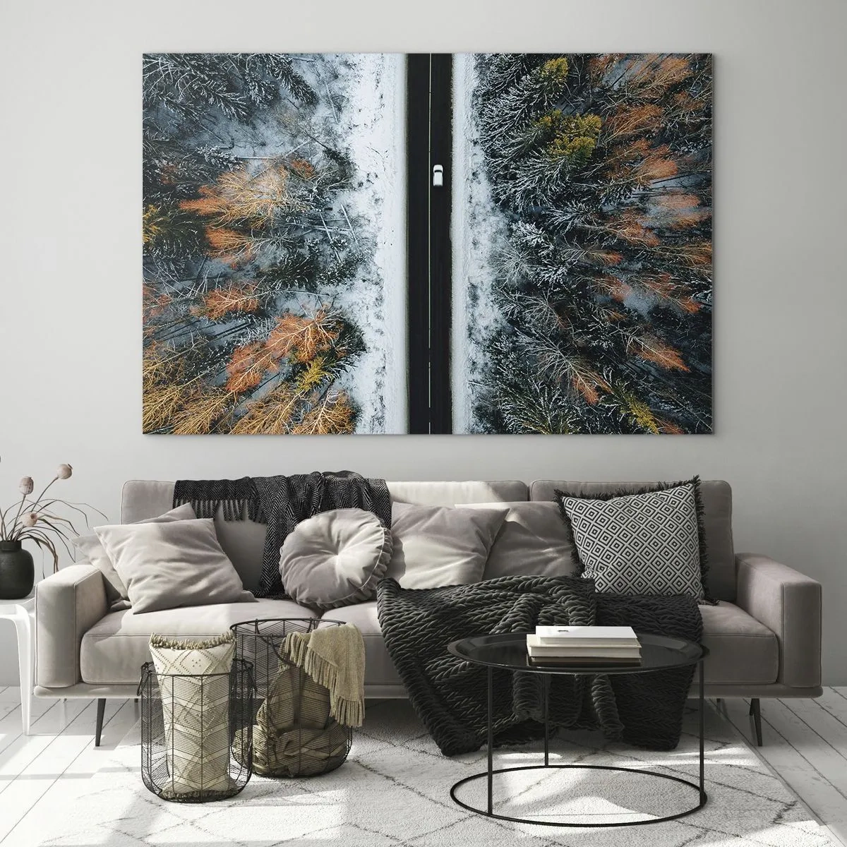 Glastavla - Bild på glas - En vinterväg genom en snötäckt skog med färgglada träd - 70x50cm - Genom vinterskogen - Modern väggdekoration för vardagsrum och sovrum ARTTOR