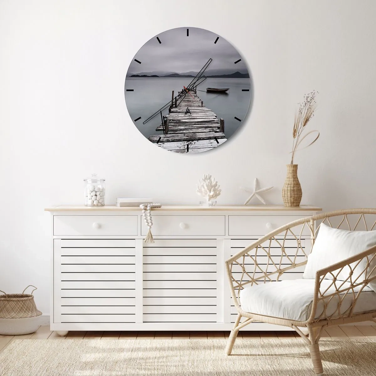 Väggklocka - Klocka på glas - En träbrygga vid en lugn sjö med en båt i bakgrunden - 30x30cm - Imorgon kan du ge dig iväg - Modern väggdekoration för vardagsrum, kök och sovrum ARTTOR