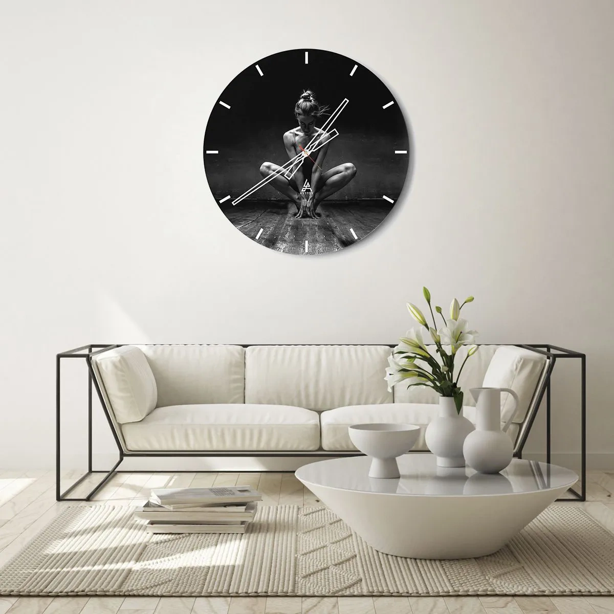 Väggklocka - Klocka på glas - Svartvitt porträtt av en dansare i en dynamisk pose - 30x30cm - Koncentrerad dansenergi - Modern väggdekoration för vardagsrum, kök och sovrum ARTTOR