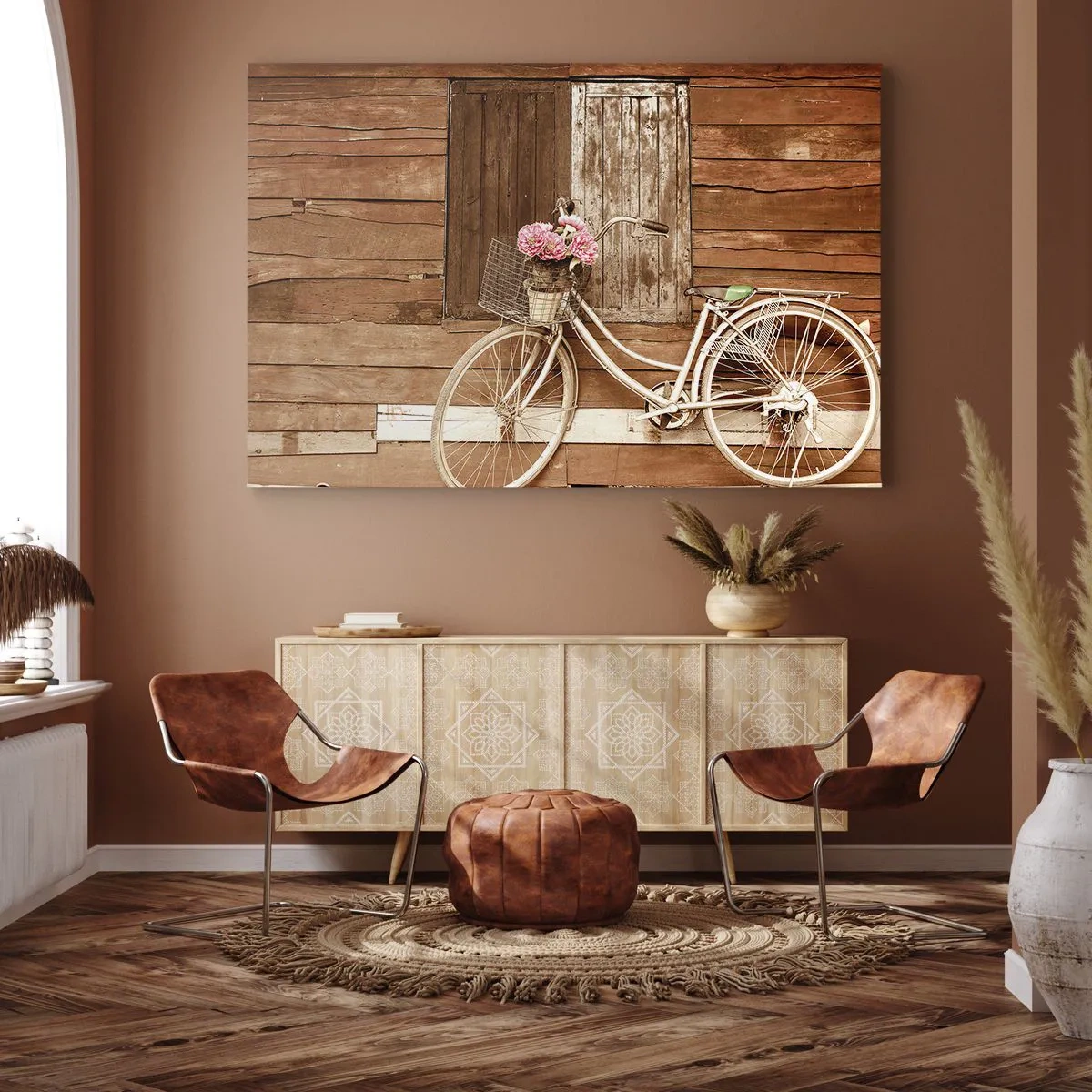 Canvastavla - Bild på duk - En cykel med en korg full av rosor mot en trävägg - 70x50cm - Strax tillbaka - Modern väggdekoration för vardagsrum och sovrum ARTTOR