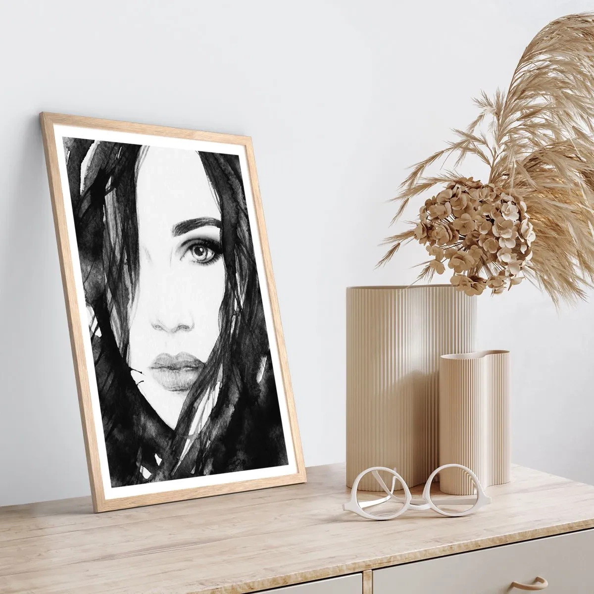 Affisch i ram av ljusek - En damportätt i svart och vit - 50x70 cm
