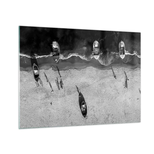 Glastavla - Bild på glas - Svartvita båtar och deras skuggor på en sandstrand sedd ovanifrån - 70x50cm - Fortfarande på stranden... - Modern väggdekoration för vardagsrum och sovrum ARTTOR