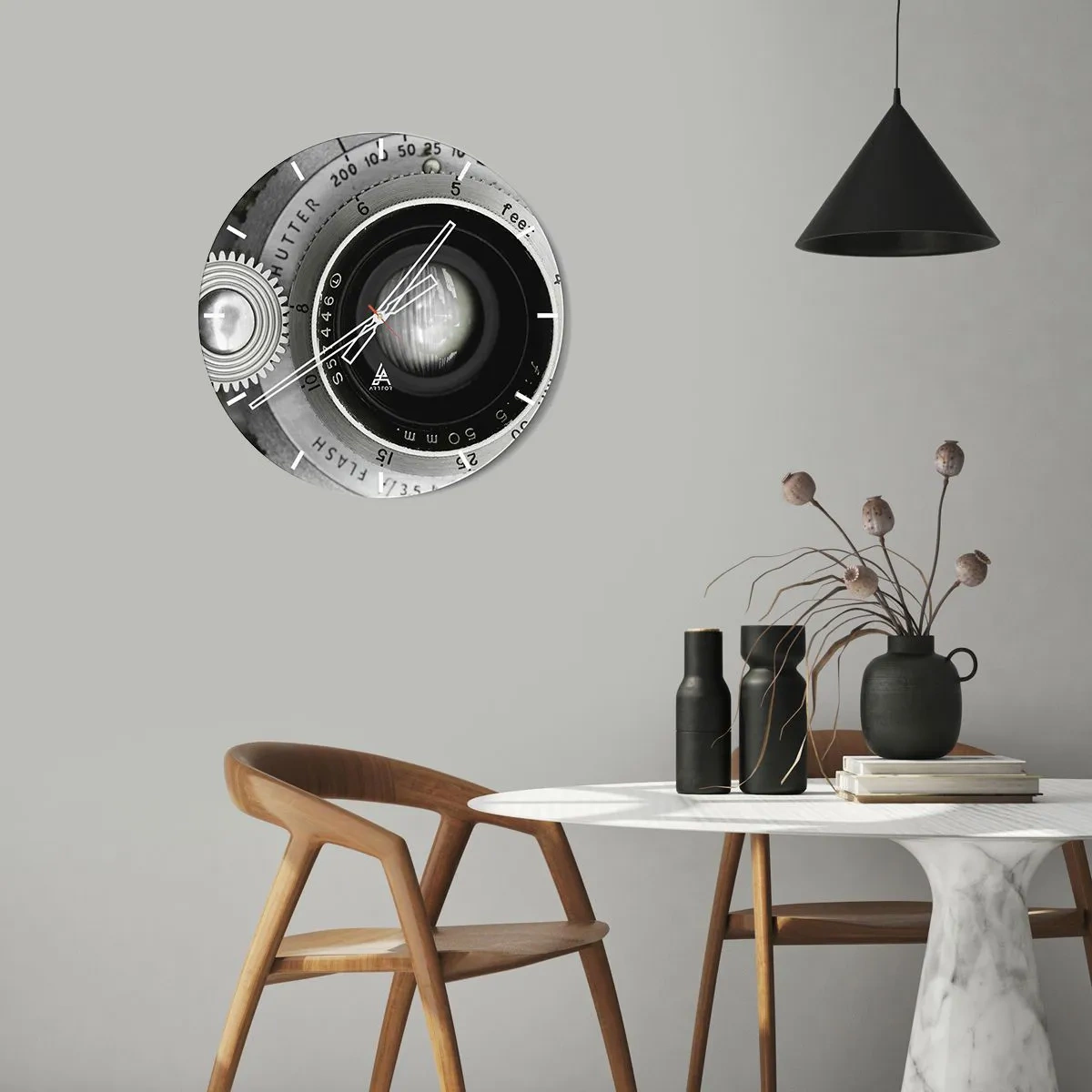 Väggklocka - Klocka på glas - Närbild av ett kameraobjektiv i svartvitt - 30x30cm - En berättelse om Hollywood - Modern väggdekoration för vardagsrum, kök och sovrum ARTTOR