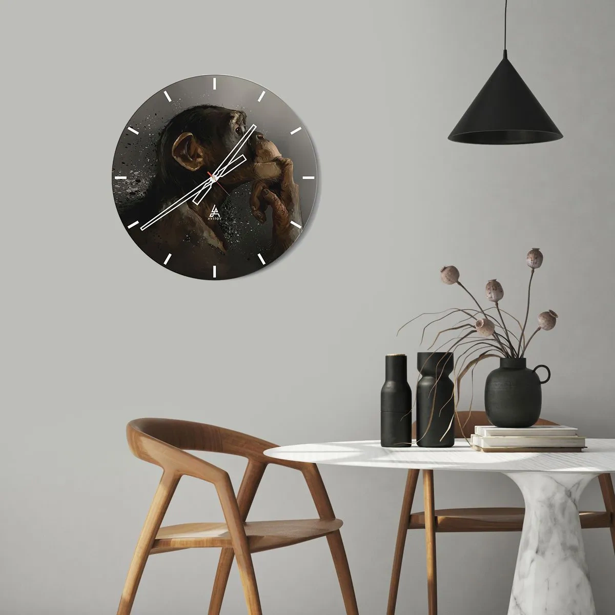 Väggklocka - Klocka på glas - En fundersam schimpans mot en mörk bakgrund - 30x30cm - Säkert en tänkare - Modern väggdekoration för vardagsrum, kök och sovrum ARTTOR