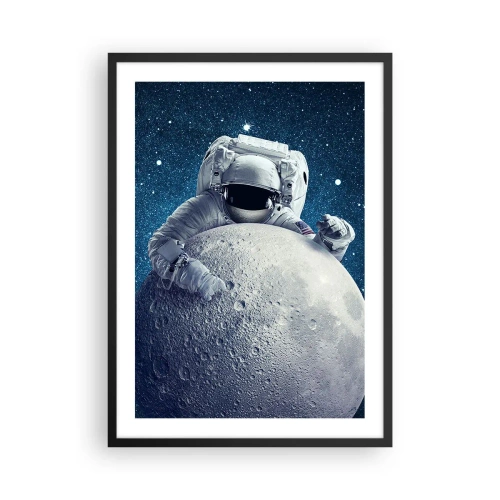 Affisch i svart ram - En astronaut som håller en bit av månen mot en stjärnklar himmel. - 50x70cm - Skojare i rymden - Modern väggdekoration för vardagsrum och sovrum ARTTOR