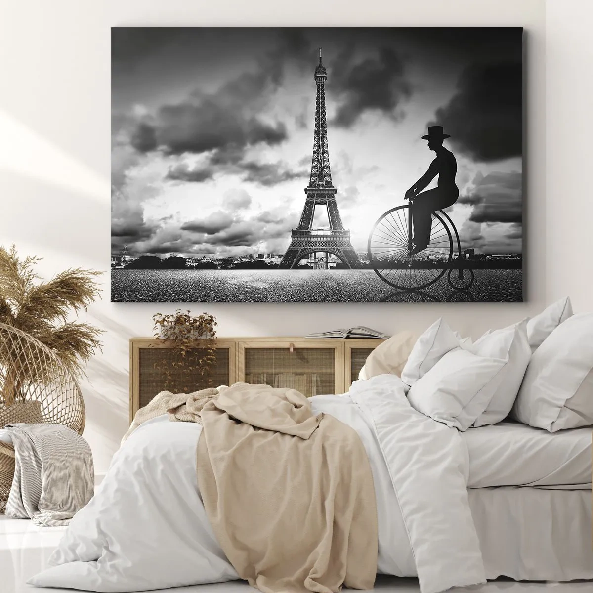 Canvastavla - Bild på duk - Svartvit bild av en retrocykel med Eiffeltornet i bakgrunden - 70x50cm - Längtan efter Belle Epoque - Modern väggdekoration för vardagsrum och sovrum ARTTOR