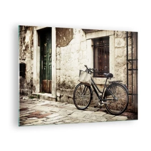 Glastavla - Bild på glas - En svartvit cykel lutad mot ett gammalt hyreshus - 70x50cm - Tillbaka till det förflutna - Modern väggdekoration för vardagsrum och sovrum ARTTOR