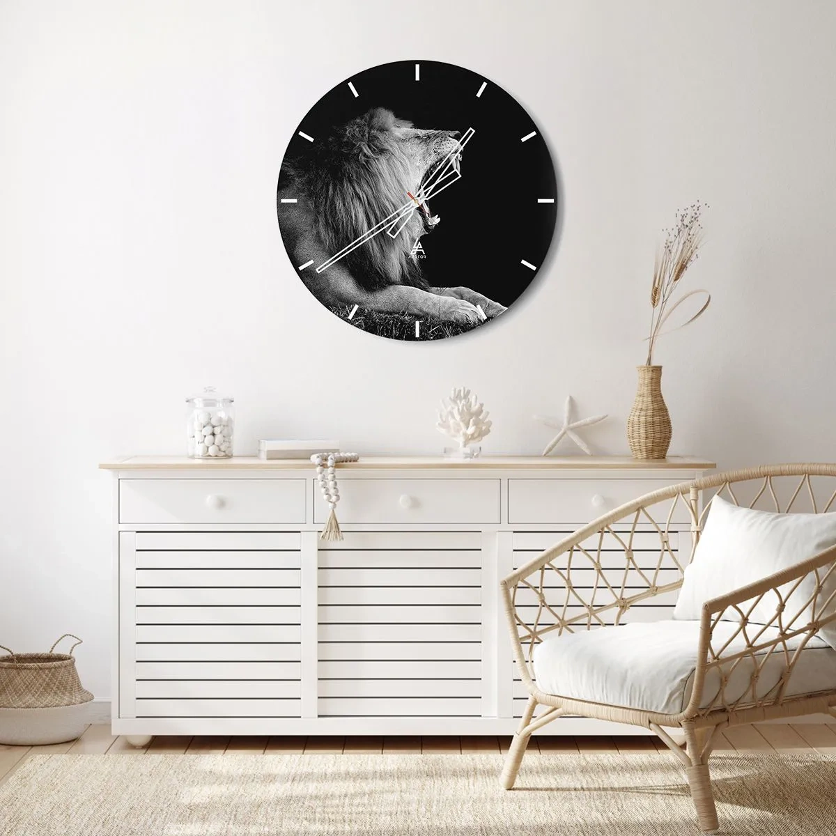Väggklocka - Klocka på glas - Svartvitt foto av ett rytande lejon - 30x30cm - Utan någon tvekan - Modern väggdekoration för vardagsrum, kök och sovrum ARTTOR