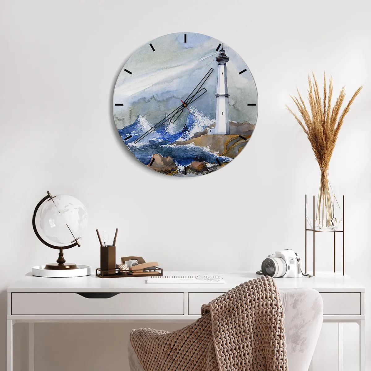 Väggklocka - Klocka på glas - En fyr ovanför ett stormigt hav - 30x30cm - Mot mörkret och stormen - Modern väggdekoration för vardagsrum, kök och sovrum ARTTOR
