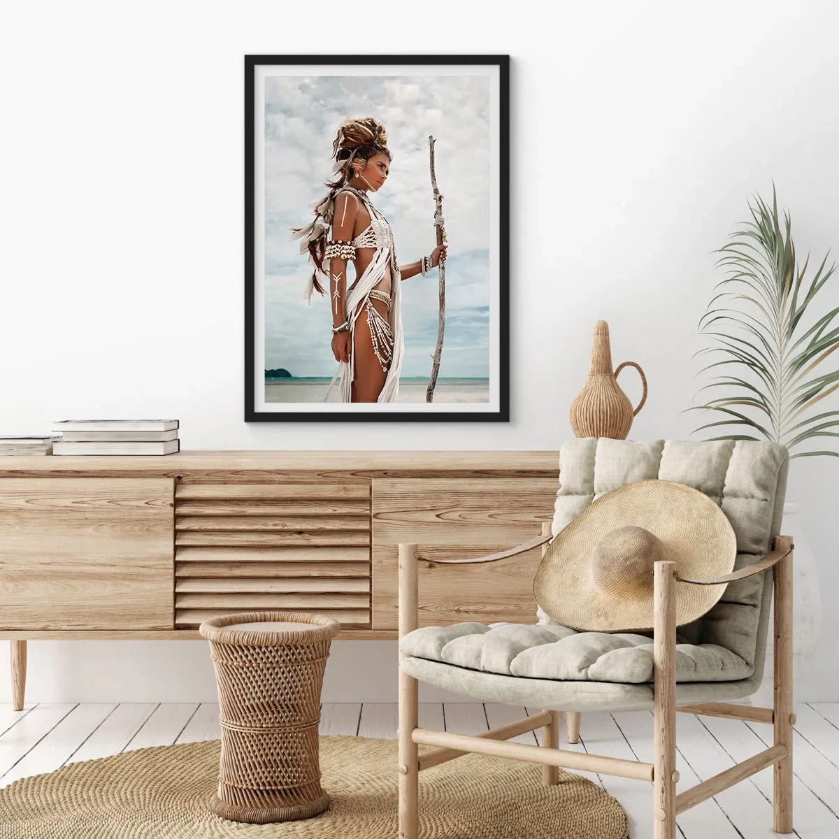 Affisch i svart ram - Stiliserad figur av en kvinna i tropisk miljö - 50x70cm - Tropikens drottning - Modern väggdekoration för vardagsrum och sovrum ARTTOR