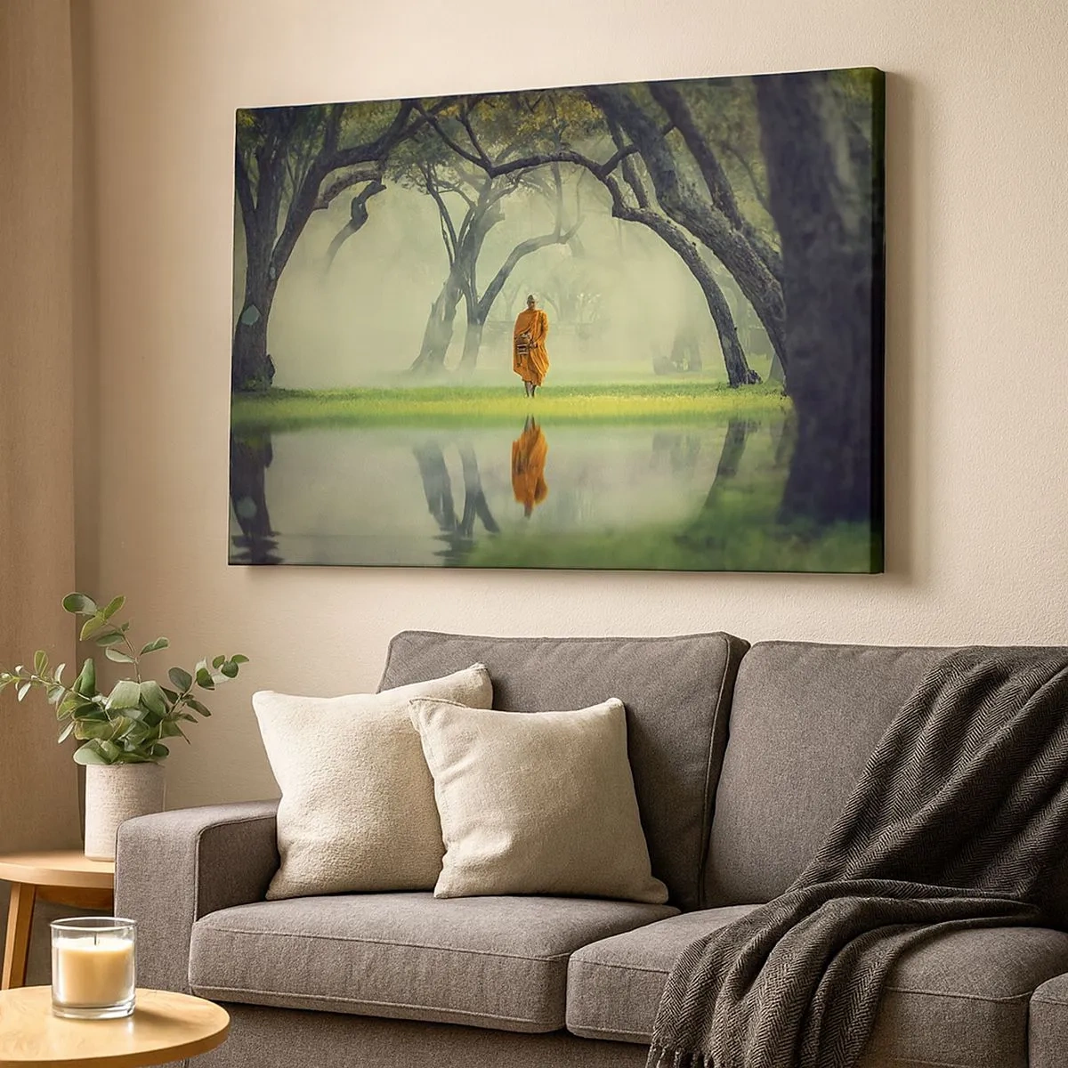 Canvastavla - Bild på duk - En munk i en orange mantel i en skog med dimmig bakgrund och reflektion i vattnet. - 70x50cm - På väg till upplysningen - Modern väggdekoration för vardagsrum och sovrum ARTTOR