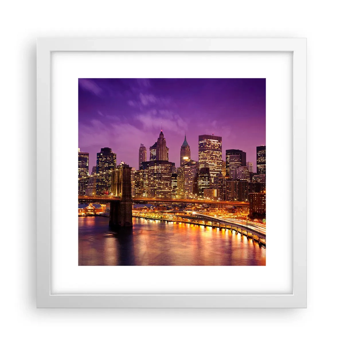 Affisch i vit ram - Manhattan i violett och guld - 30x30 cm
