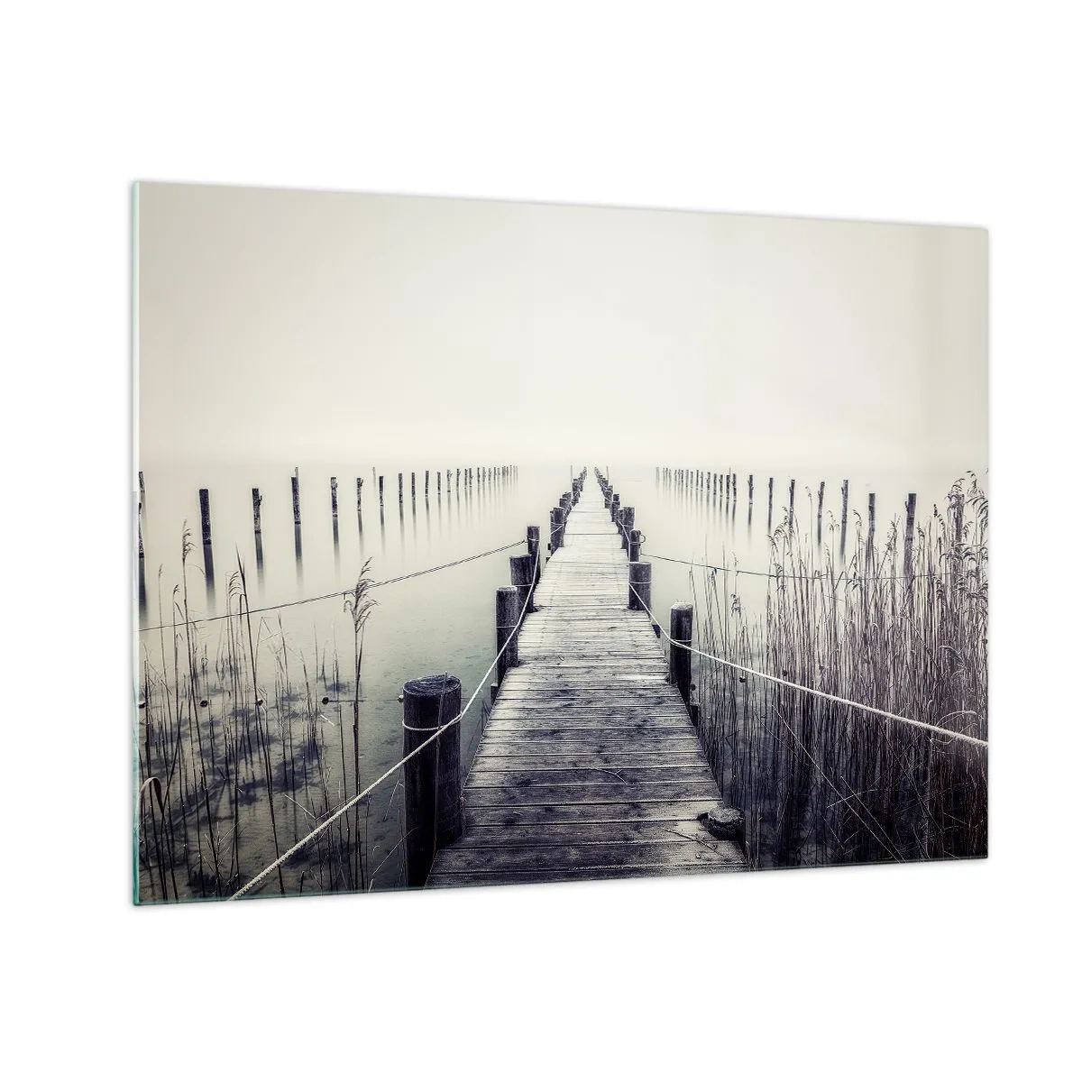 Glastavla - Bild på glas - En träbro leder ner i djupet av en lugn sjö i dimman. - 70x50cm - Fördjupa dig i frid - Modern väggdekoration för vardagsrum och sovrum ARTTOR