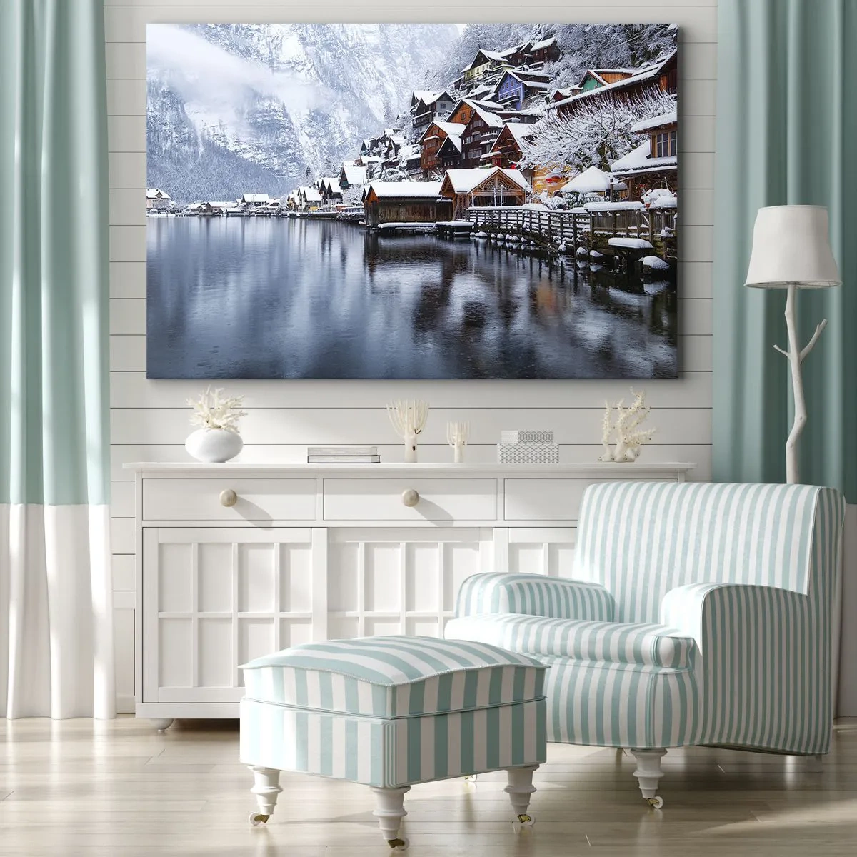Canvastavla - Bild på duk - Vintervy över en bergsby vid sjön - 70x50cm - I vinterns dräkt - Modern väggdekoration för vardagsrum och sovrum ARTTOR