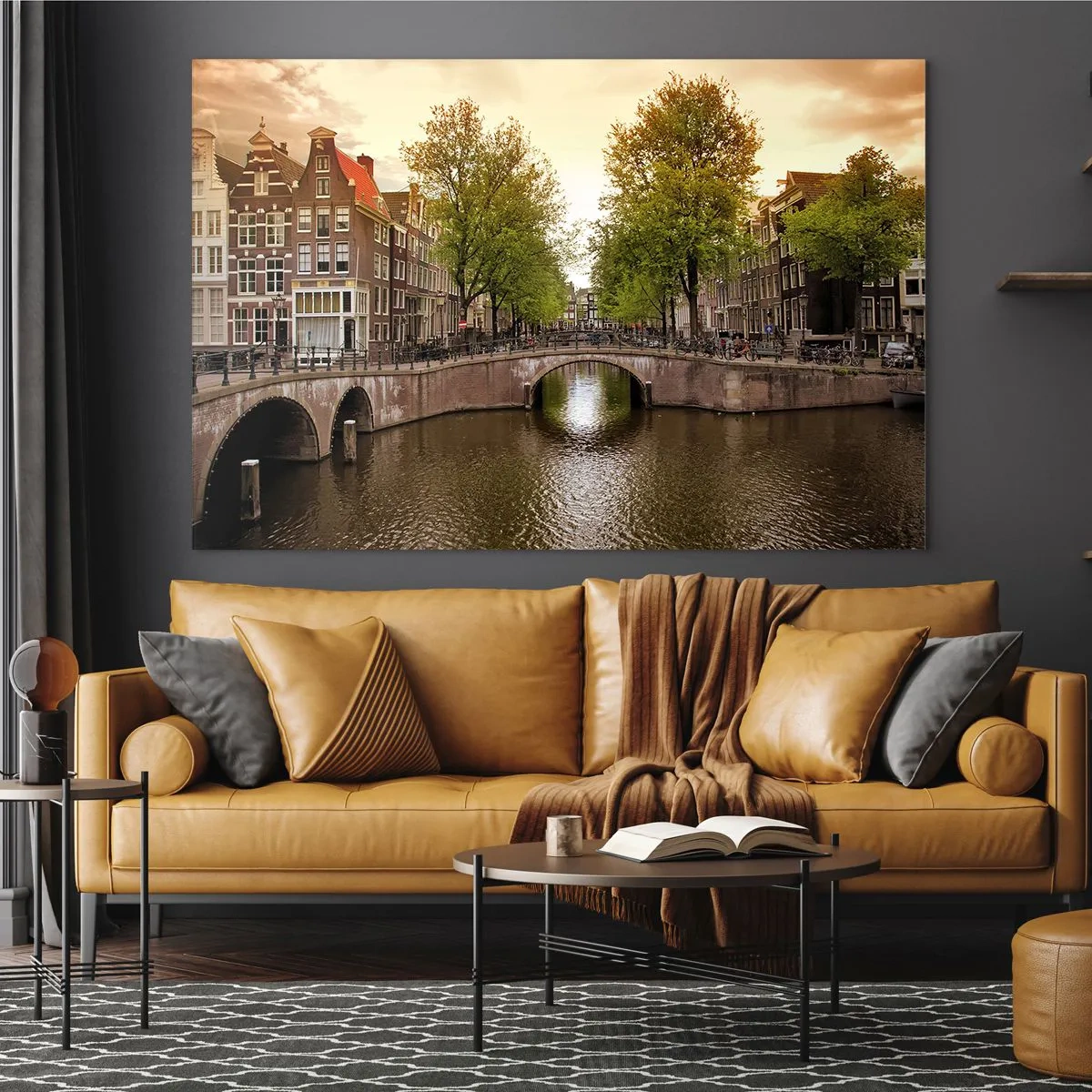 Glastavla - Bild på glas - En kanal och en bro omgiven av hyreshus i Amsterdam - 70x50cm - Med båt eller cykel? - Modern väggdekoration för vardagsrum och sovrum ARTTOR