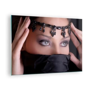 Glastavla - Bild på glas - Ett kvinnans ansikte med en utsmyckad tiara och en intensiv blick - 70x50cm - Lockande orientalisk hemlighet - Modern väggdekoration för vardagsrum och sovrum ARTTOR