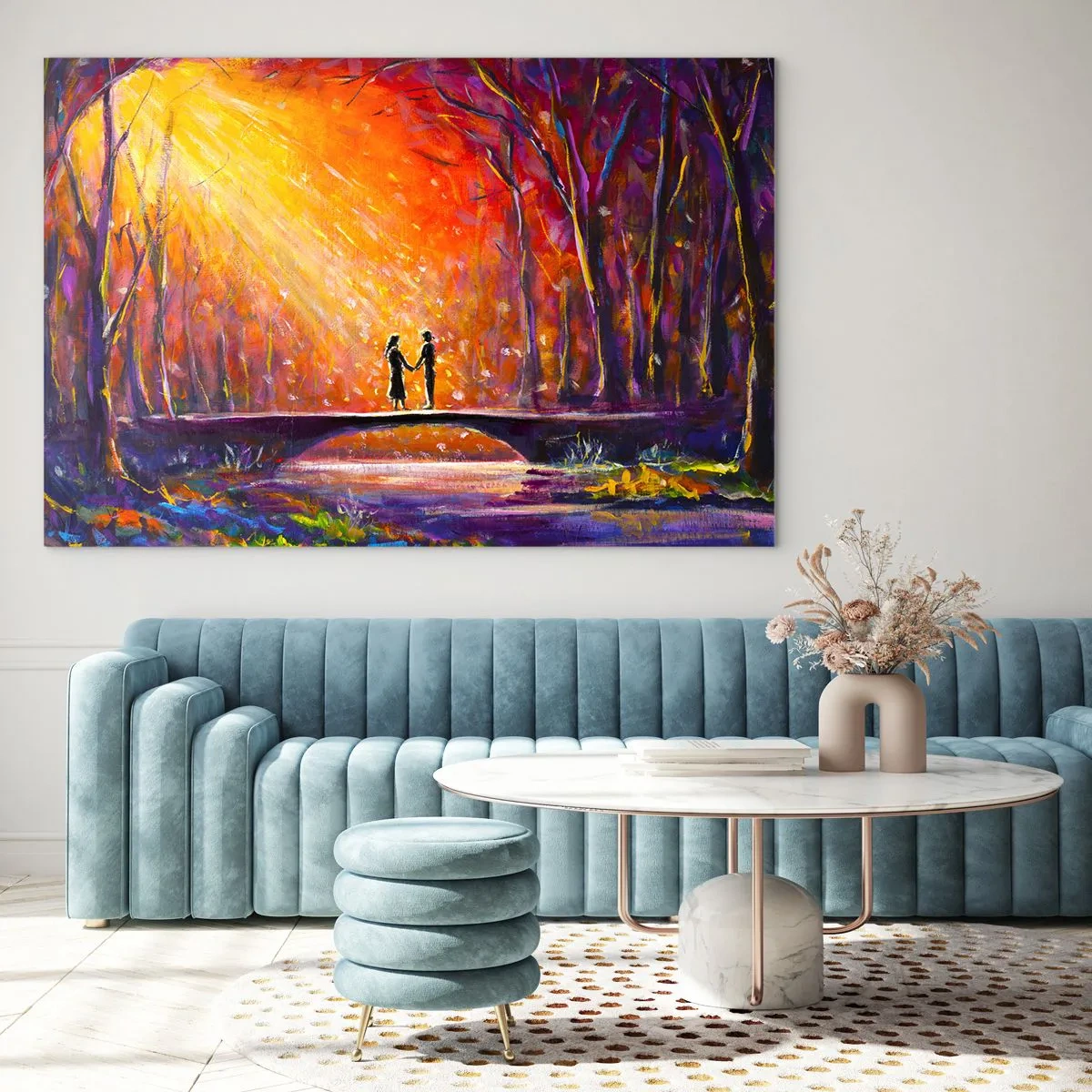 Glastavla - Bild på glas - Ett par på en bro i ljuset av den nedgående solen, omgivna av träd. - 70x50cm - Himlen älskar också dem - Modern väggdekoration för vardagsrum och sovrum ARTTOR