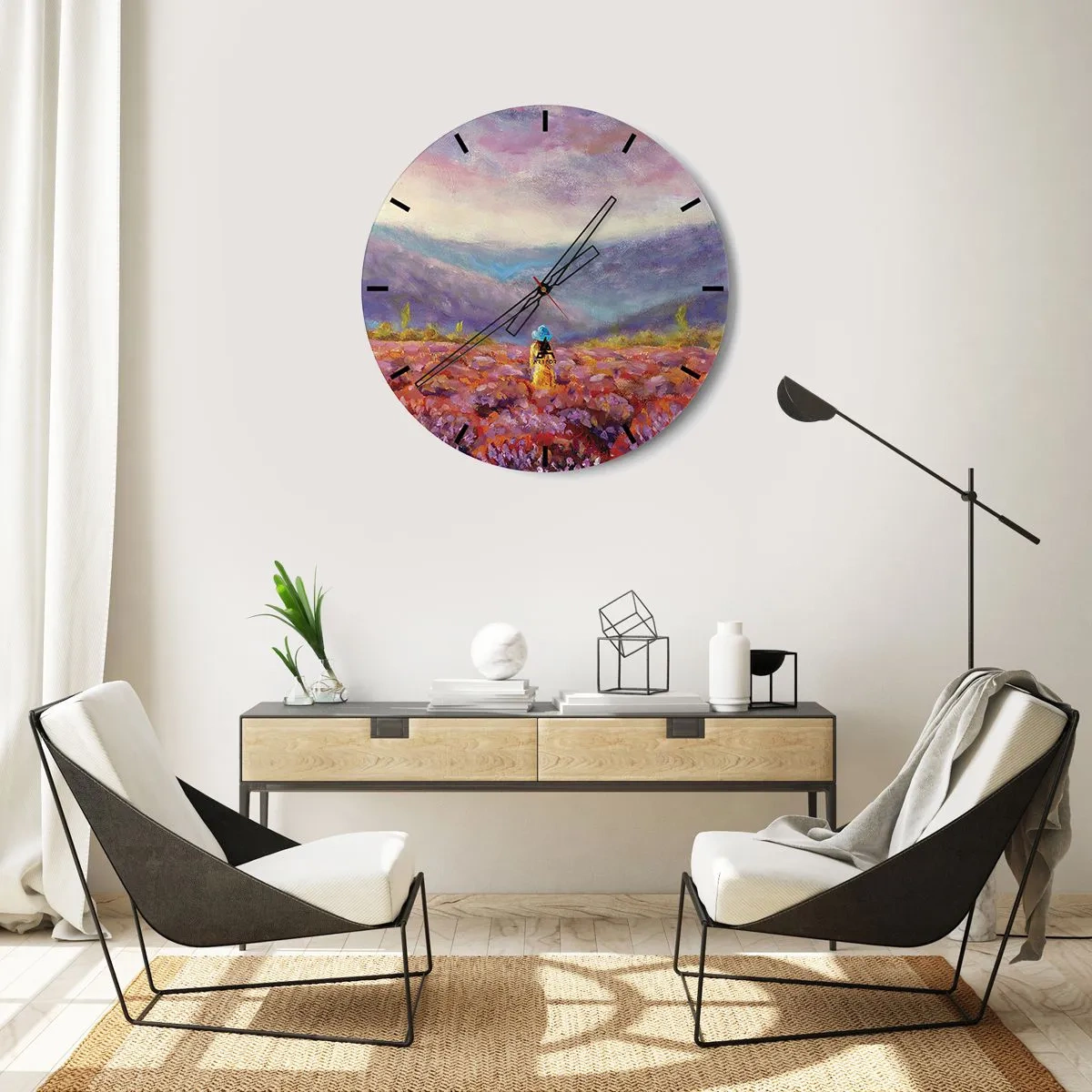 Väggklocka - Klocka på glas - En kvinna som bär en hatt i ett lavendelfält med utsikt över bergen - 30x30cm - I lavendelsvärld - Modern väggdekoration för vardagsrum, kök och sovrum ARTTOR