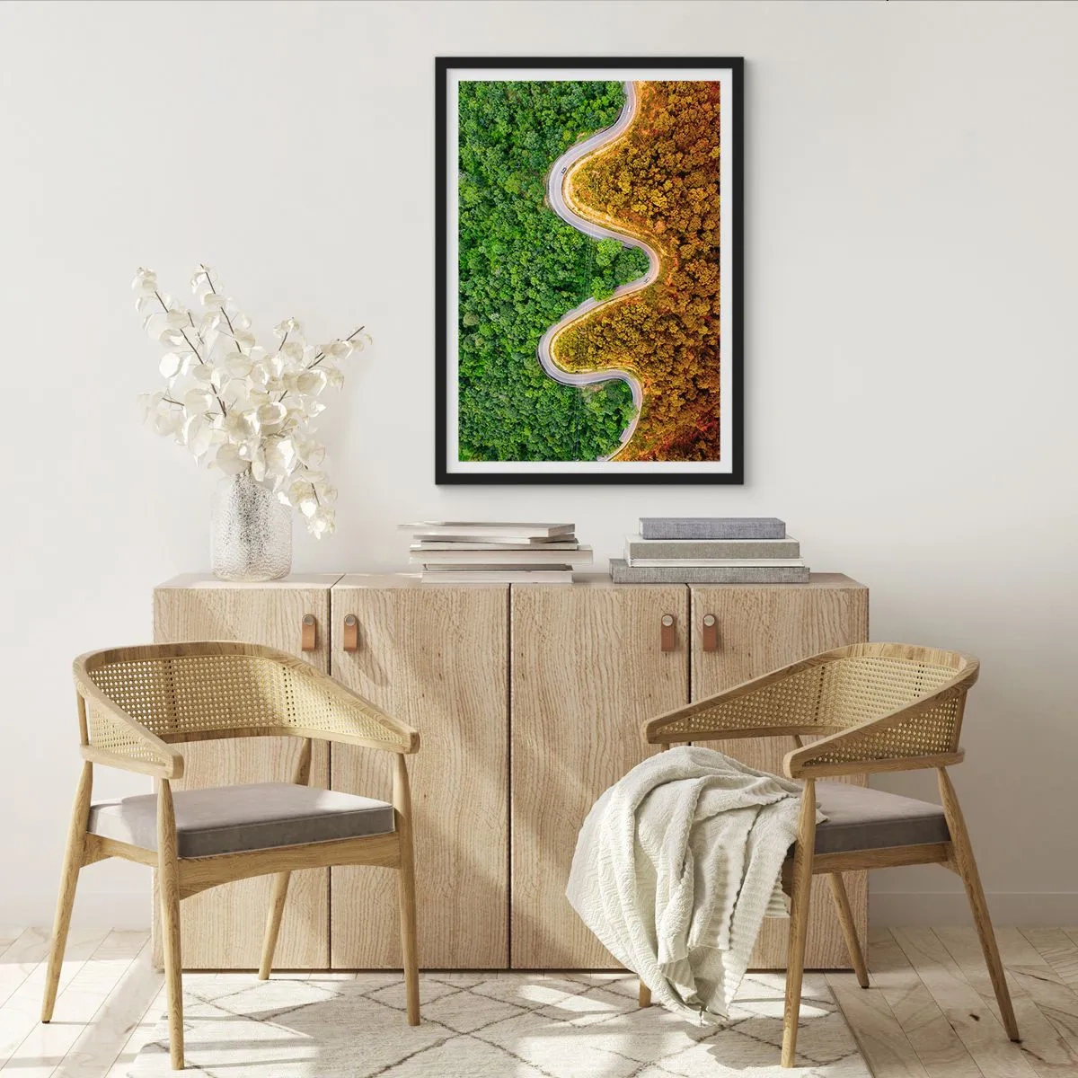 Affisch i svart ram - En väg som slingrar sig genom en skog uppdelad i gröna och höstliga delar - 50x70cm - Gränser och genombrott - Modern väggdekoration för vardagsrum och sovrum ARTTOR