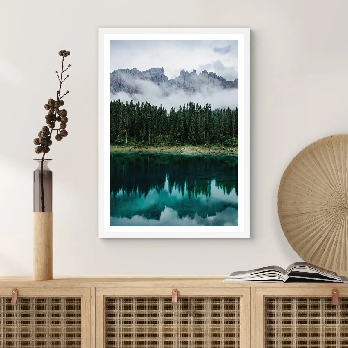 Affisch i vit ram - Tyst, tyst, väck inte sovande vatten... - 50x70 cm