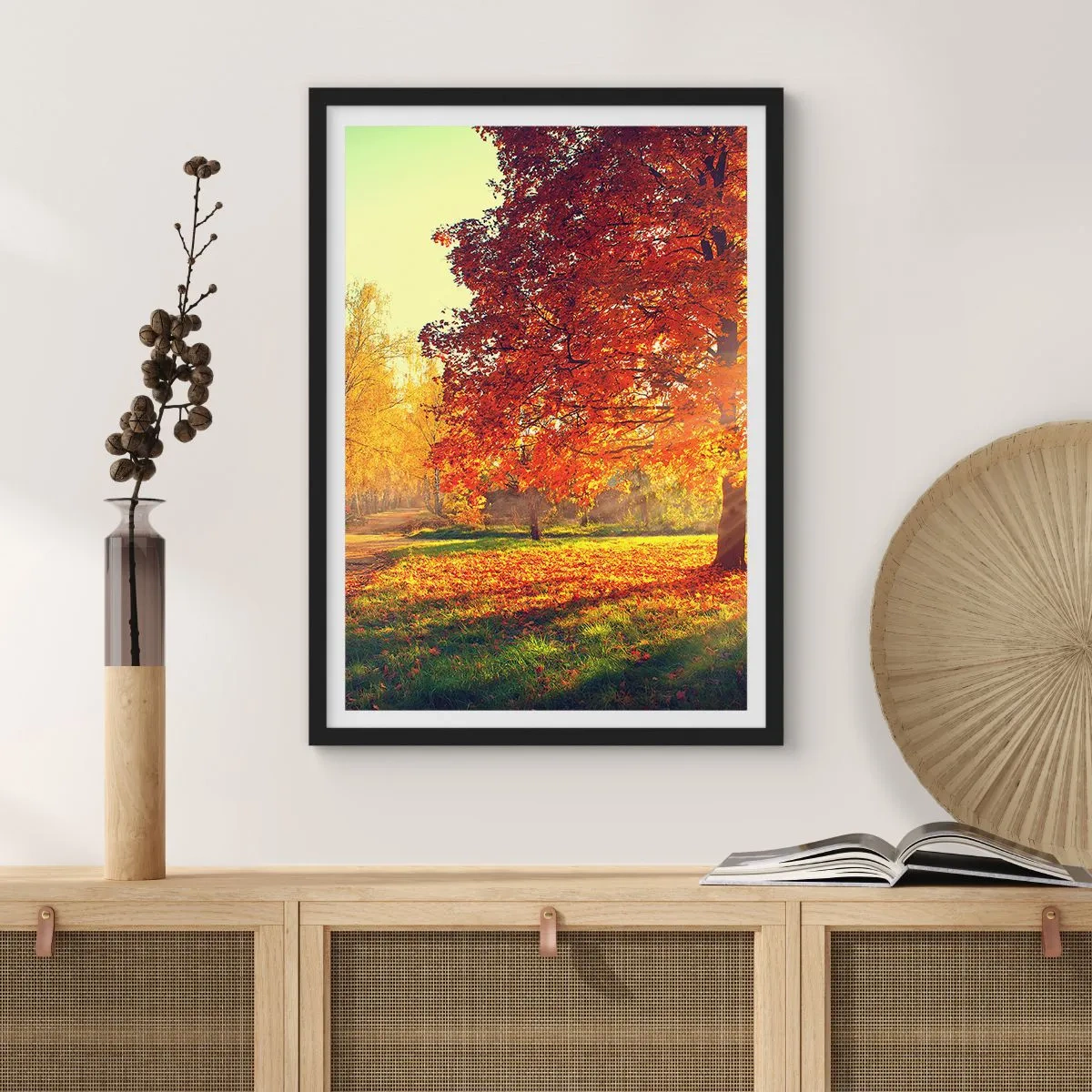 Affisch i svart ram - Höstpark med ett träd med gyllene löv i solen - 50x70cm - Rött är vackert - Modern väggdekoration för vardagsrum och sovrum ARTTOR