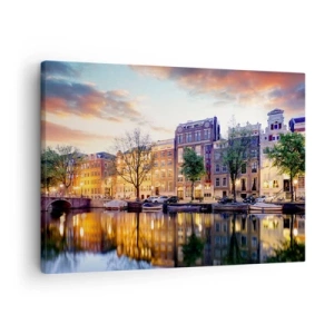 Canvastavla - Bild på duk - Kanal med reflektion av hyreshus i kvällsljuset - 70x50cm - Återhållsam och lugn holländsk skönhet - Modern väggdekoration för vardagsrum och sovrum ARTTOR
