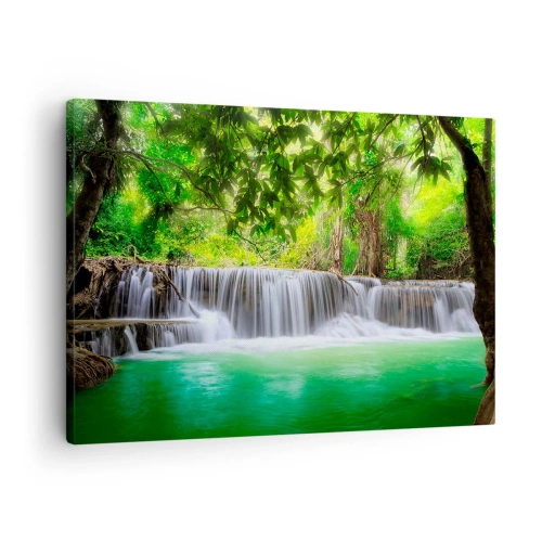 Canvastavla - Bild på duk - Ett grönt vattenfall omgivet av tät tropisk vegetation - 70x50cm - Kaskad i det gröna - Modern väggdekoration för vardagsrum och sovrum ARTTOR