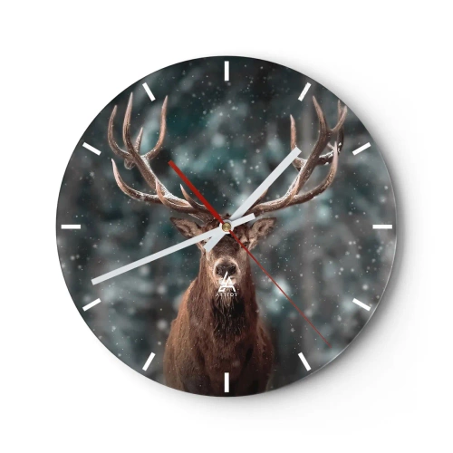 Väggklocka - Klocka på glas - En stolt hjort i en snöig skog med suddiga träd i bakgrunden - 30x30cm - Krönt skogens kung - Modern väggdekoration för vardagsrum, kök och sovrum ARTTOR