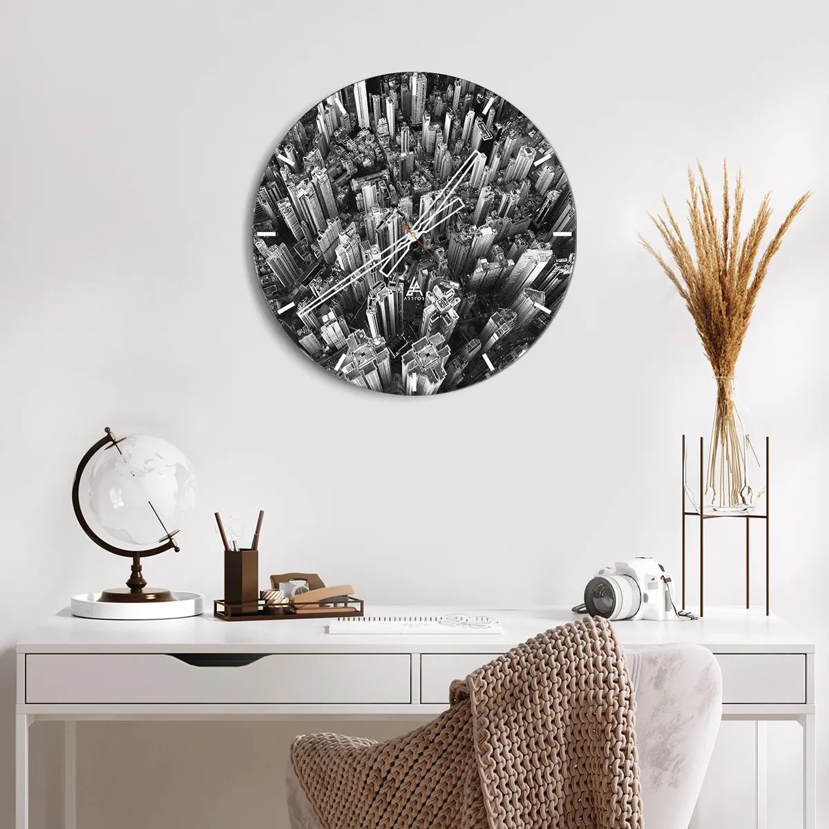 Väggklocka - Klocka på glas - En fågelperspektiv över staden i svartvitt - 30x30cm - Hela tiden högre och högre - Modern väggdekoration för vardagsrum, kök och sovrum ARTTOR