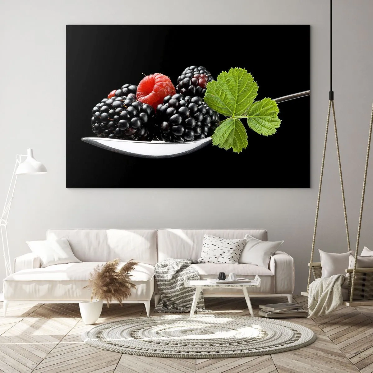 Glastavla - Bild på glas - Hallon och björnbär på en sked med ett grönt blad på svart bakgrund - 70x50cm - Fräschhetens smak - Modern väggdekoration för vardagsrum och sovrum ARTTOR