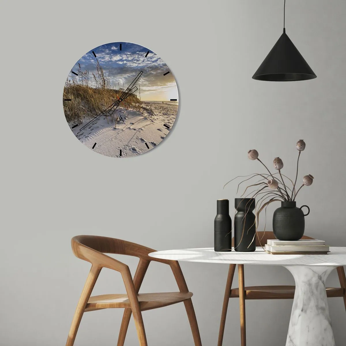 Väggklocka - Klocka på glas - Sandstrand med gräs vid solnedgången - 30x30cm - Inbjudan till promenad - Modern väggdekoration för vardagsrum, kök och sovrum ARTTOR