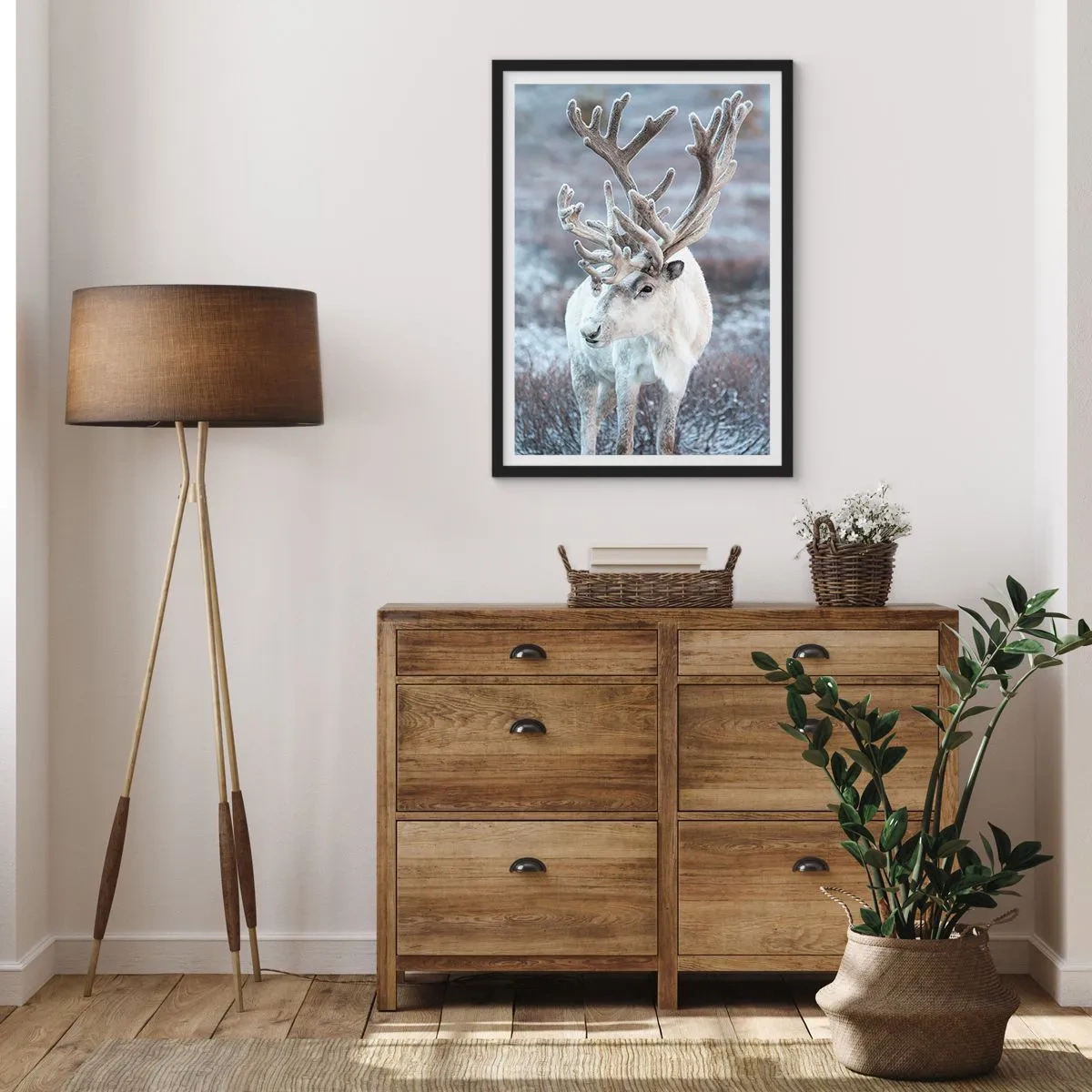 Affisch i svart ram - Vita renar i ett vinterlandskap - 50x70cm - Porträtt i solsken - Modern väggdekoration för vardagsrum och sovrum ARTTOR
