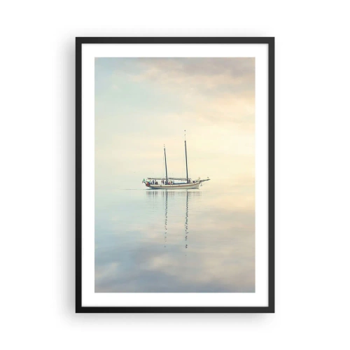 Affisch i svart ram - Ett skepp på ett lugnt hav med en mild reflektion - 50x70cm - I ett hav av tystnad - Modern väggdekoration för vardagsrum och sovrum ARTTOR