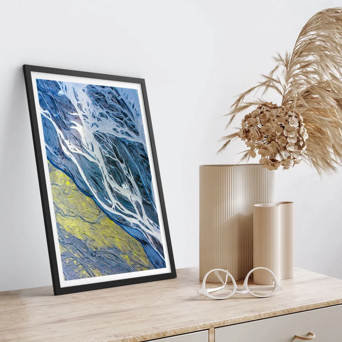 Affisch i svart ram - En abstrakt komposition som liknar floder och stenar. - 50x70cm - Naturens grottmålningar - Modern väggdekoration för vardagsrum och sovrum ARTTOR