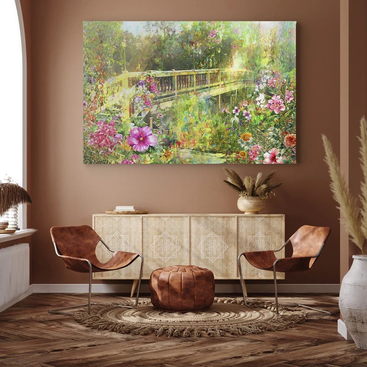 Canvastavla - Bild på duk - En bro omgiven av frodig vegetation och blommor - 70x50cm - Vårsuckarnas bro - Modern väggdekoration för vardagsrum och sovrum ARTTOR