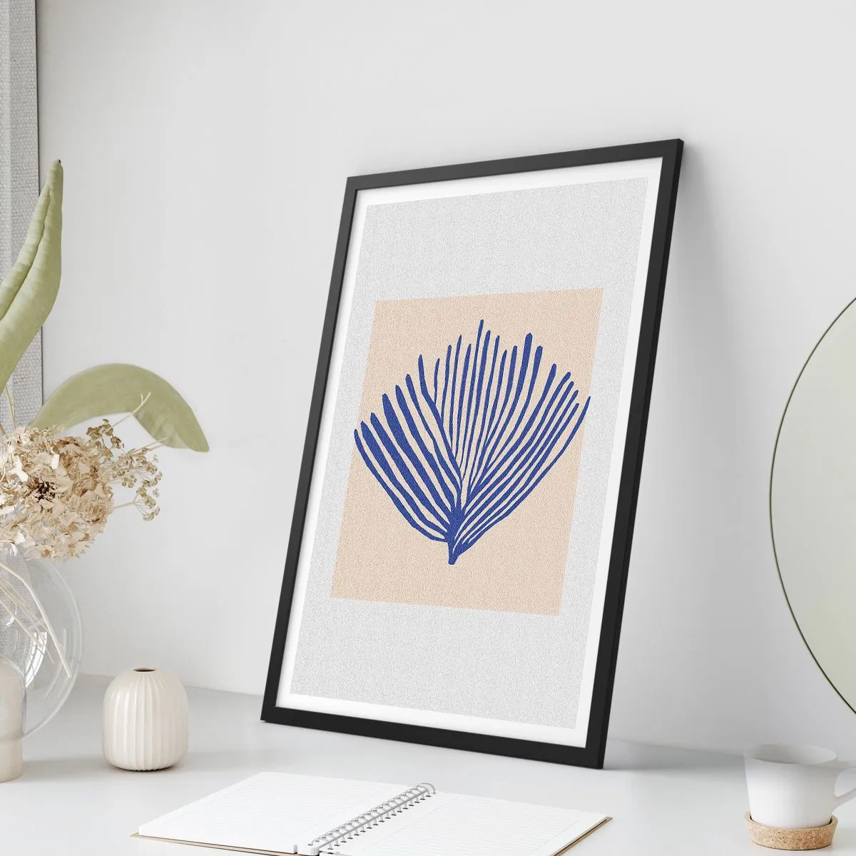 Affisch i svart ram - Stiliserad grafik av en solfjäderformad havsväxt - 50x70cm - Blå solfjäder - Modern väggdekoration för vardagsrum och sovrum ARTTOR