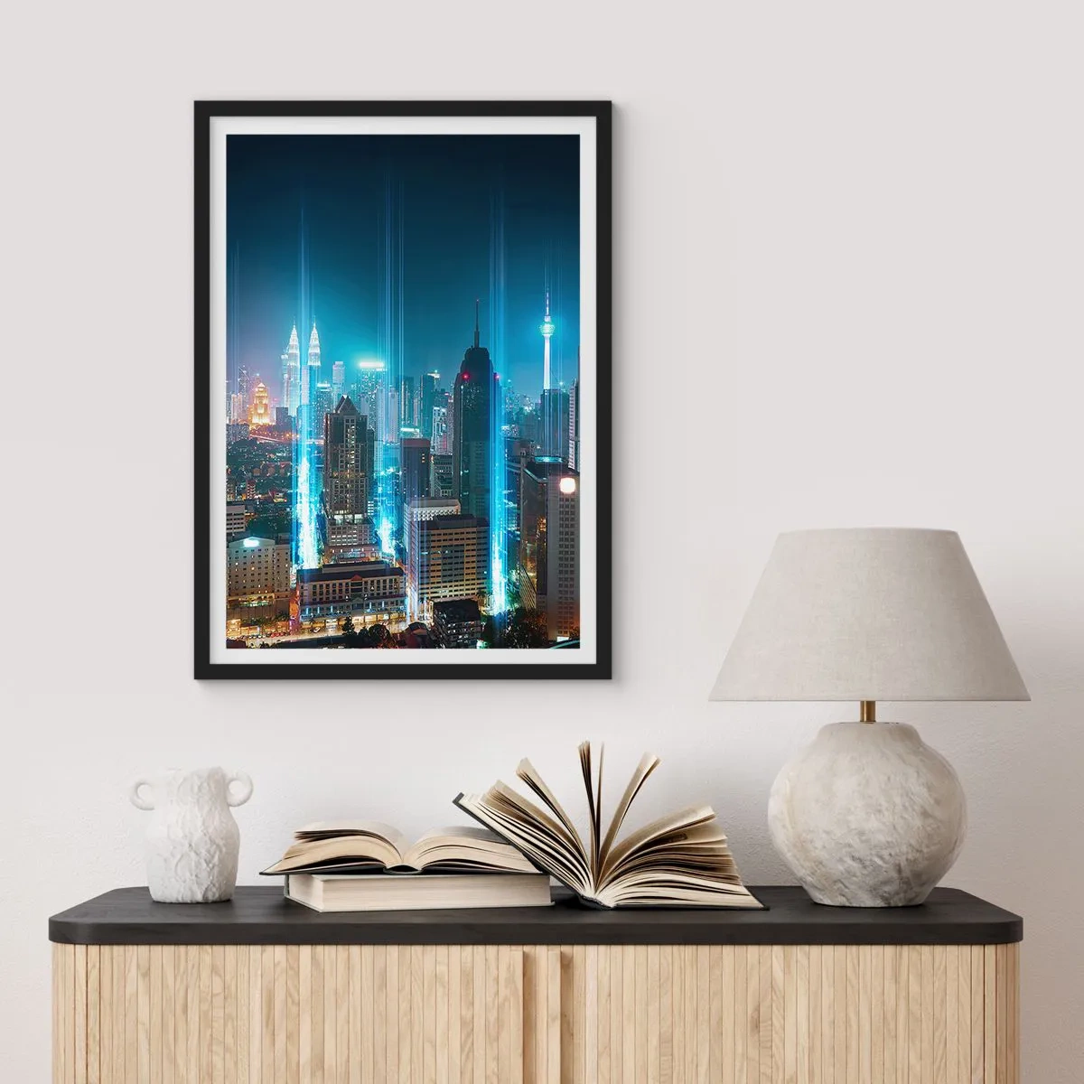 Affisch i svart ram - Nattlandskap av stadens centrum med skyskrapor - 50x70cm - Himmelsfärd på berlinskt sätt - Modern väggdekoration för vardagsrum och sovrum ARTTOR