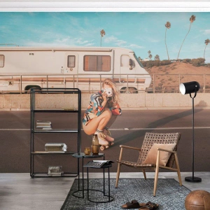 Fototapet på mått Premium Sand - Ett leende, tack! - Landskap, Husbil, Kvinna