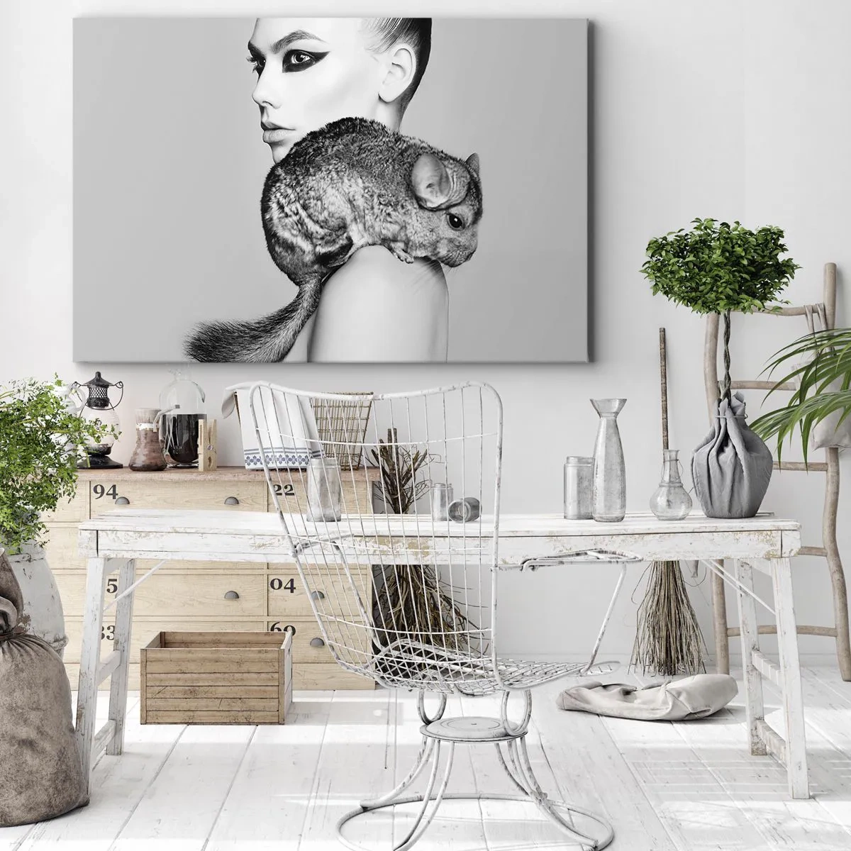 Canvastavla - Bild på duk - Stiliserad kvinna med en chinchilla i en elegant svartvit komposition - 70x50cm - Dam med chinchilla - Modern väggdekoration för vardagsrum och sovrum ARTTOR