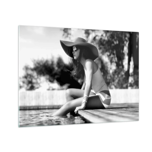 Glastavla - Bild på glas - Kvinna med hatt som sitter vid poolen i svartvitt - 70x50cm - En sommardröm - Modern väggdekoration för vardagsrum och sovrum ARTTOR