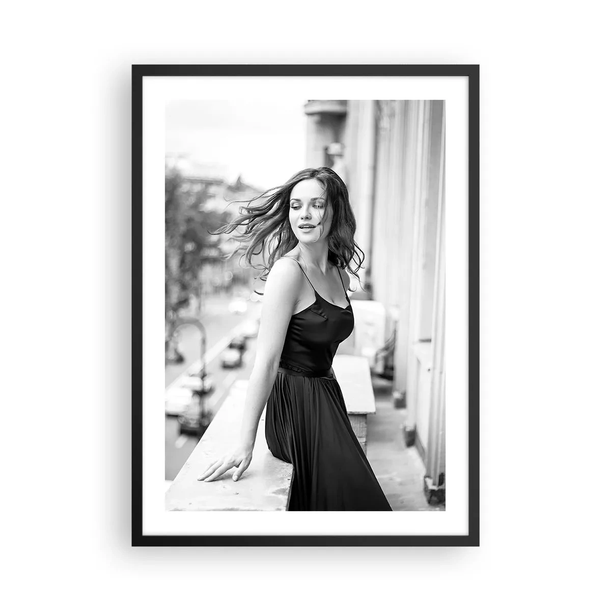 Affisch i svart ram - Svartvitt fotografi av en kvinna på en balkong - 50x70cm - Säkert en Parisbo - Modern väggdekoration för vardagsrum och sovrum ARTTOR
