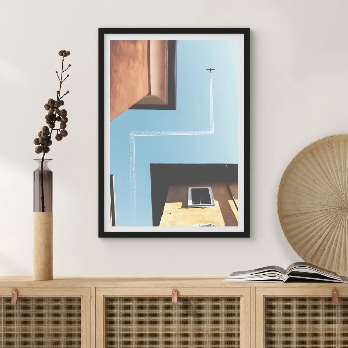 Affisch i svart ram - Perspektiv av byggnader med ett flygplan och en ovanlig bana på himlen - 50x70cm - Ovanför stadens labyrint - Modern väggdekoration för vardagsrum och sovrum ARTTOR