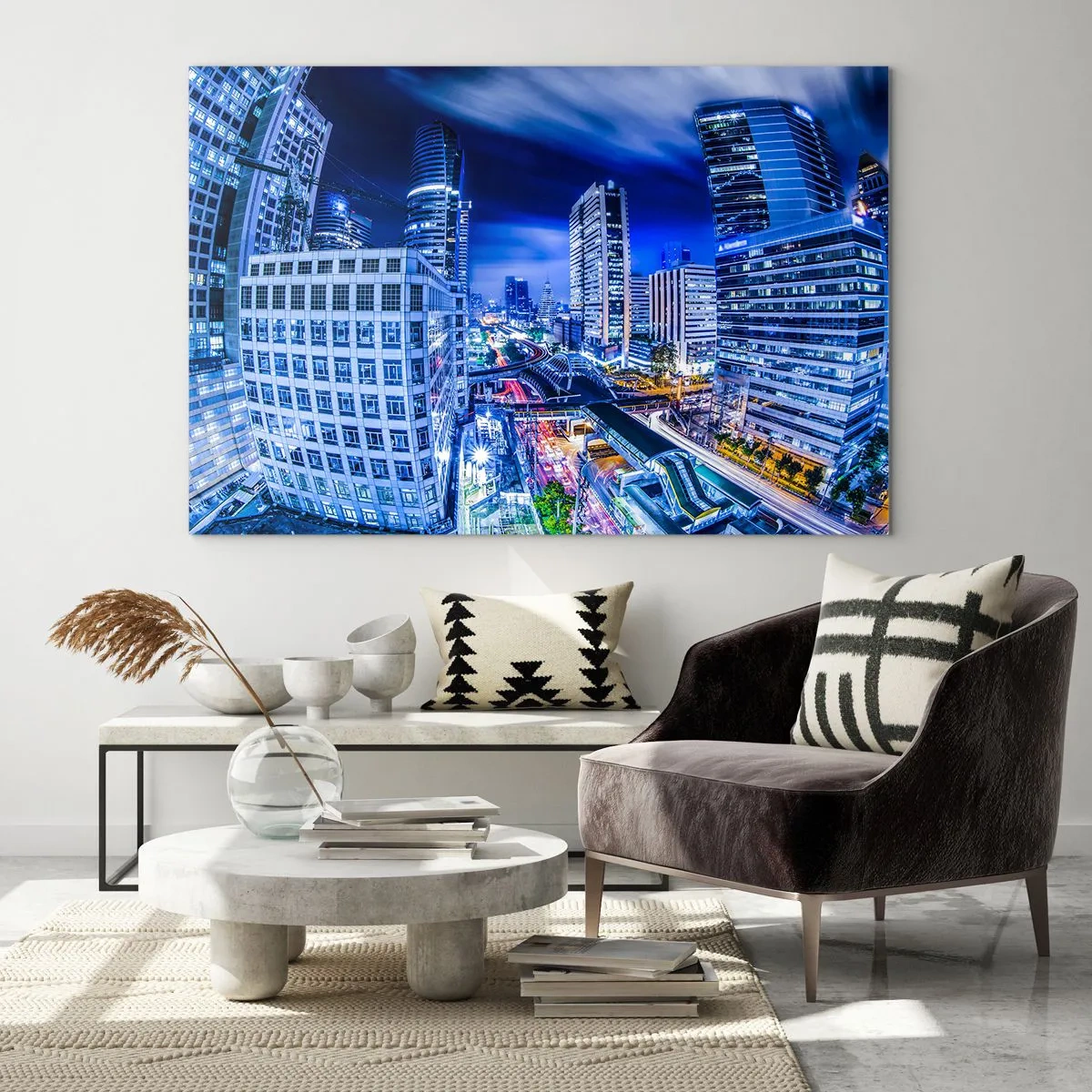 Glastavla - Bild på glas - Panorama över en modern stad på natten med starka ljus - 70x50cm - Stadens nattrytmer - Modern väggdekoration för vardagsrum och sovrum ARTTOR