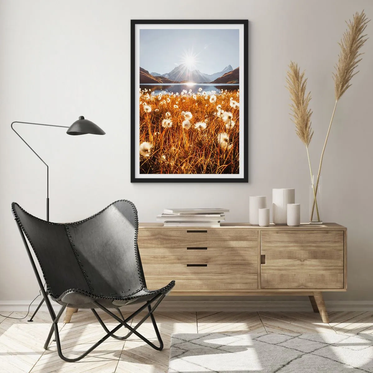 Affisch i svart ram - En äng med vita blommor mot en sjö och berg vid solnedgången - 50x70cm - Bergets hårdhet, gräsets mjukhet - Modern väggdekoration för vardagsrum och sovrum ARTTOR